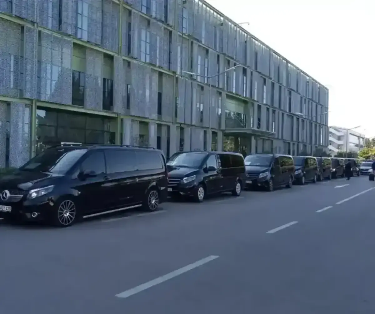 İzmir havalimanı transfer ve şoförlü araç kiralama hizmetlerinde kullanılan Mercedes Vito VIP araç
