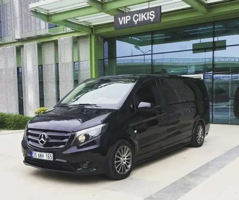 İzmir Havalimanı VIP çıkışında bekleyen Mercedes Vito VIP transfer aracı